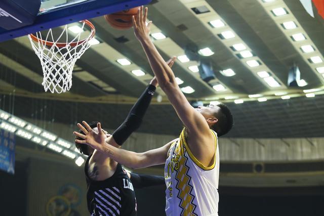 客场作战不落下风，展现顽强韧性(客场作战什么意思)